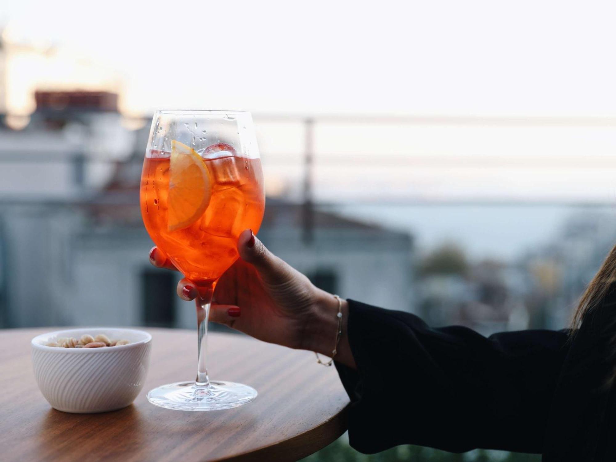 Sofitel Istanbul Taksim Hotel Luaran gambar A glass of Aperol Spritz