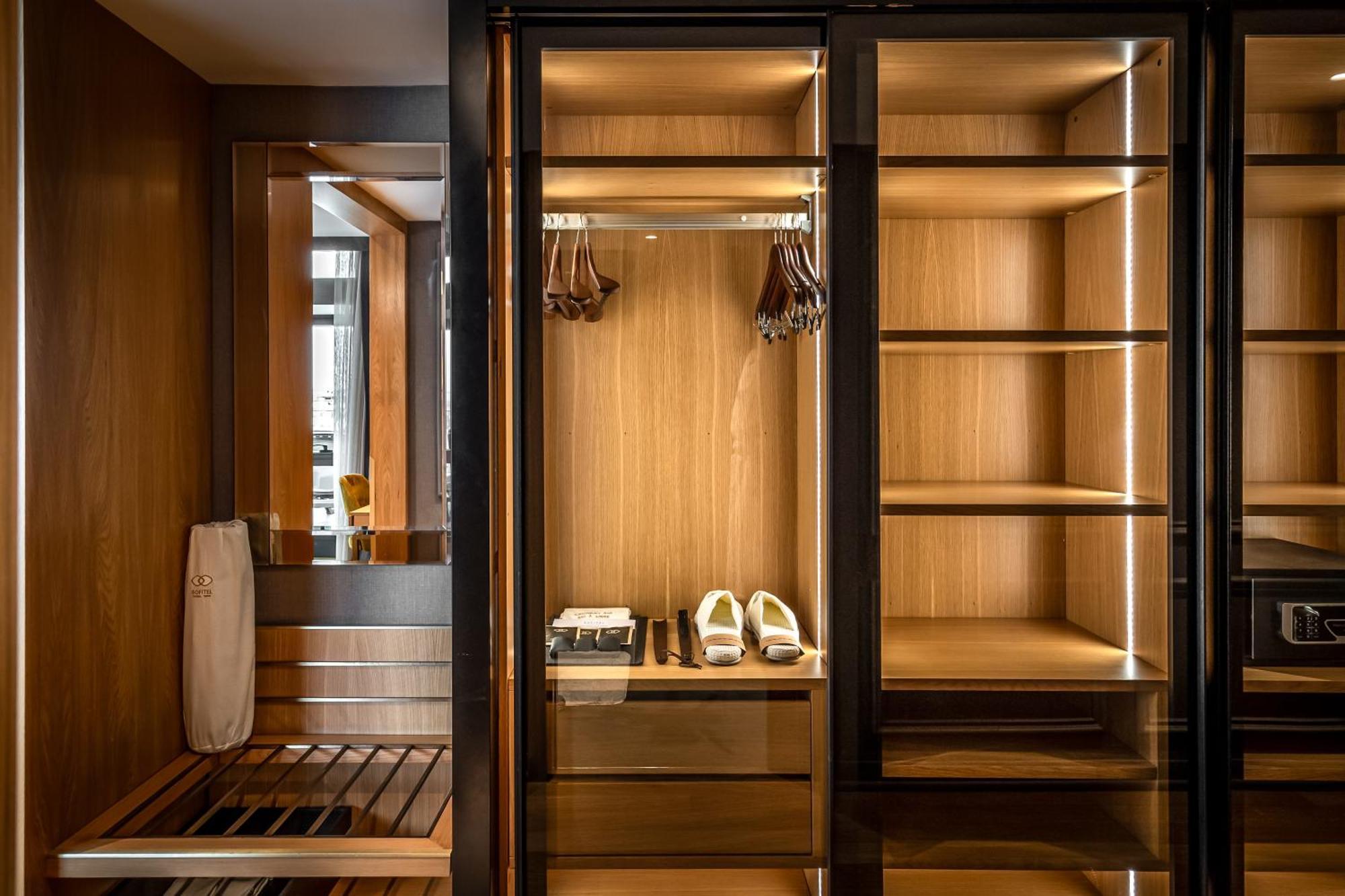 Sofitel Istanbul Taksim Hotel Luaran gambar A walk-in closet